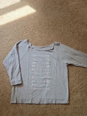 SHEIN Light Gray Long-Sleeve Top with White Arrow Graphic